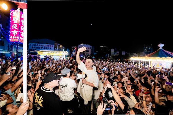 ▲《角頭－鬥陣欸》11天票房衝破1.4億，演員群全台夜市走透透宣傳。（圖／曼尼娛樂提供）