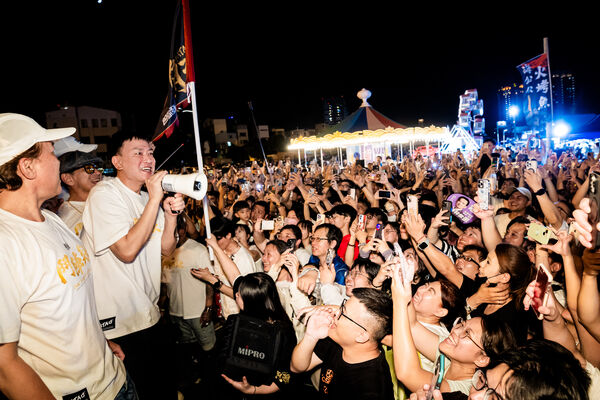 ▲《角頭－鬥陣欸》11天票房衝破1.4億，演員群全台夜市走透透宣傳。（圖／曼尼娛樂提供）