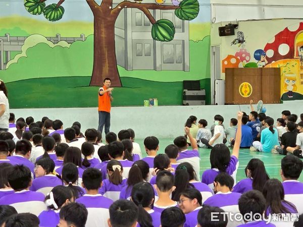 ▲▼  開學日 嘉縣警重點學校入校入班預防犯罪 。（圖／嘉義縣政府提供）