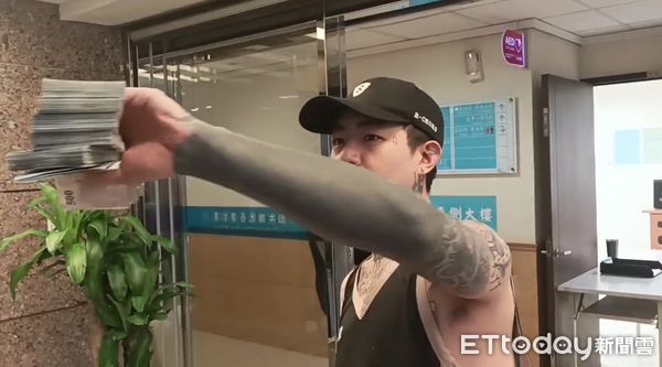▲▼謝和弦攜40萬現金前往法院提存。（圖／記者陳以昇攝）