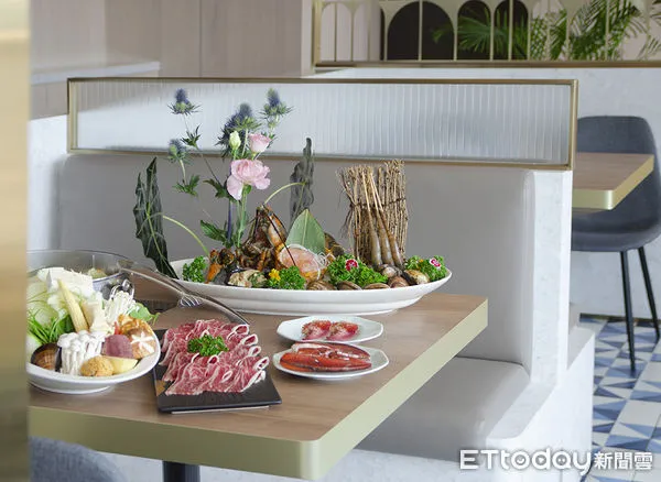 ▲高雄福華大飯店Smile One精緻涮涮鍋推出霸氣海鮮與龍蝦雙人套餐，健保卡優惠最高可享7折。（圖／高雄福華提供）