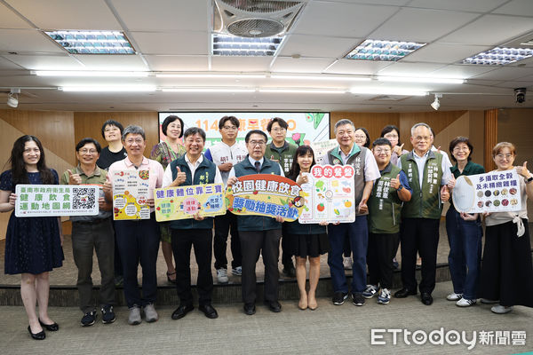 ▲台南市府推出「健康早餐GO」活動，黃偉哲與營養師示範健康早餐搭配。（記者林東良翻攝，下同）