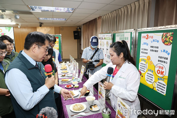 ▲台南市府推出「健康早餐GO」活動，黃偉哲與營養師示範健康早餐搭配。（記者林東良翻攝，下同）