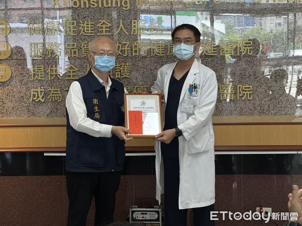 ▲▼聯合醫院急診科 吳冠融、趙志雄醫師通報確診本土首例及第9例個案，衛生局黃志中局長親自頒發2500元獎勵金及感謝狀，並由急診科主任謝豐任醫師 代表受獎。。（圖／記者許宥孺翻攝）