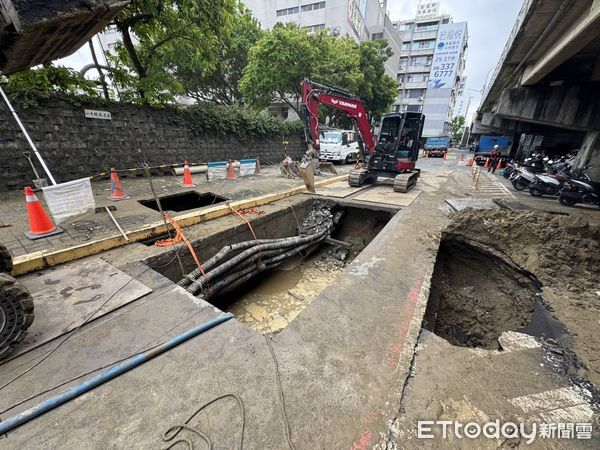 ▲台南市中華東路中華路橋大同國小後門，1日上午驚傳道路積水！工務局獲報後發現竟是自來水管破裂，沖刷造成路基流失，緊急封路搶修。（圖／記者林東良翻攝，下同）