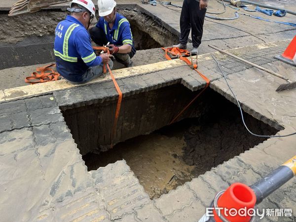 ▲台南市中華東路中華路橋大同國小後門，1日上午驚傳道路積水！工務局獲報後發現竟是自來水管破裂，沖刷造成路基流失，緊急封路搶修。（圖／記者林東良翻攝，下同）