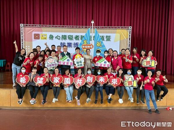 ▲台南市勞工局榮獲2025台灣永續行動獎金獎，市長黃偉哲（前排中）與團隊及產業界代表合影，分享榮耀時刻。（圖／記者林東良翻攝，下同）