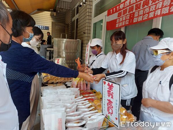 ▲台南市勞工局榮獲2025台灣永續行動獎金獎，市長黃偉哲（前排中）與團隊及產業界代表合影，分享榮耀時刻。（圖／記者林東良翻攝，下同）