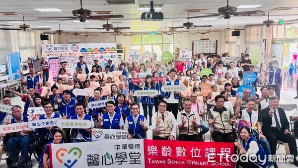 ▲台南市勞工局榮獲2025台灣永續行動獎金獎，市長黃偉哲（前排中）與團隊及產業界代表合影，分享榮耀時刻。（圖／記者林東良翻攝，下同）