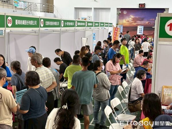 ▲台南市勞工局榮獲2025台灣永續行動獎金獎，市長黃偉哲（前排中）與團隊及產業界代表合影，分享榮耀時刻。（圖／記者林東良翻攝，下同）