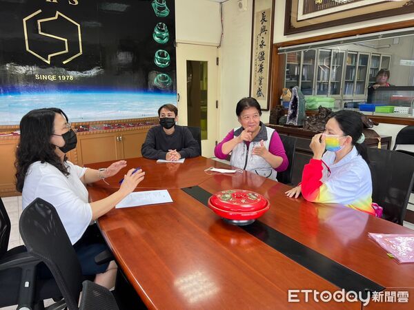 ▲台南市勞工局榮獲2025台灣永續行動獎金獎，市長黃偉哲（前排中）與團隊及產業界代表合影，分享榮耀時刻。（圖／記者林東良翻攝，下同）