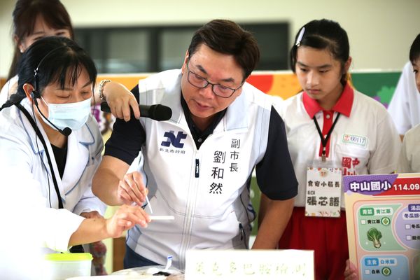 ▲劉和然親檢午餐流程 強化監廚為營養把關。（圖／新北市教育局提供）