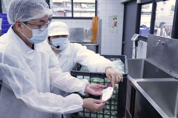 ▲劉和然親檢午餐流程 強化監廚為營養把關。（圖／新北市教育局提供）