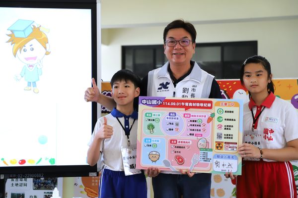 ▲劉和然親檢午餐流程 強化監廚為營養把關。（圖／新北市教育局提供）