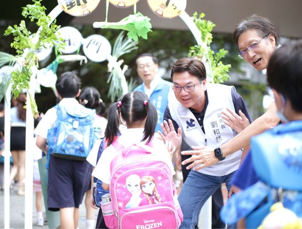 ▲劉和然親檢午餐流程 強化監廚為營養把關。（圖／新北市教育局提供）