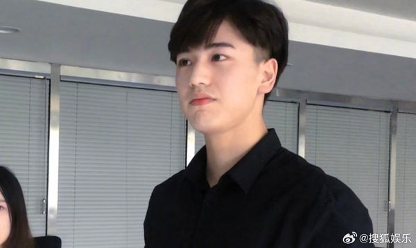 ▲▼張凌赫出道前試鏡照流出！帥氣長相驚豔劇組。（圖／翻攝自微博）