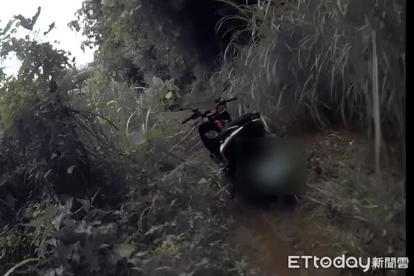 ▲連日大雨造成山區泥濘，爽文派出所警員解救受困騎士。（圖／記者高堂堯翻攝）