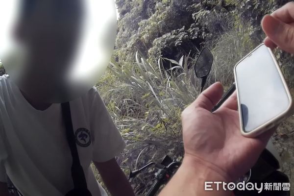 ▲連日大雨造成山區泥濘，爽文派出所警員解救受困騎士。（圖／記者高堂堯翻攝）