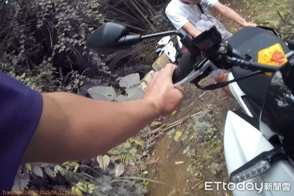 ▲連日大雨造成山區泥濘，爽文派出所警員解救受困騎士。（圖／記者高堂堯翻攝，下同）