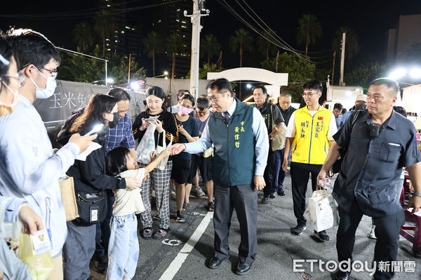 ▲台南市長黃偉哲與「夜奇鴨」在大東夜市合體發放夜市券，民眾爭相合影，場面熱鬧。（圖／記者林東良翻攝，下同）