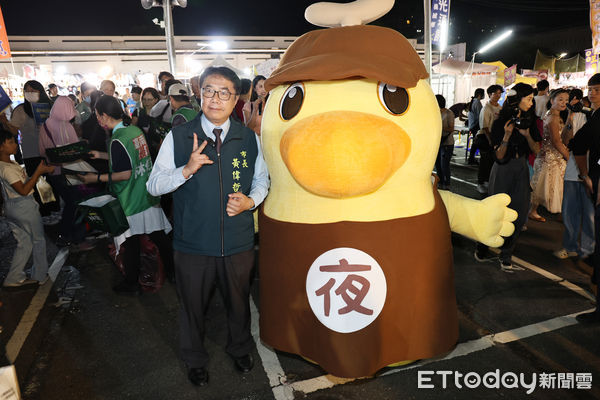 ▲台南市長黃偉哲與「夜奇鴨」在大東夜市合體發放夜市券，民眾爭相合影，場面熱鬧。（圖／記者林東良翻攝，下同）