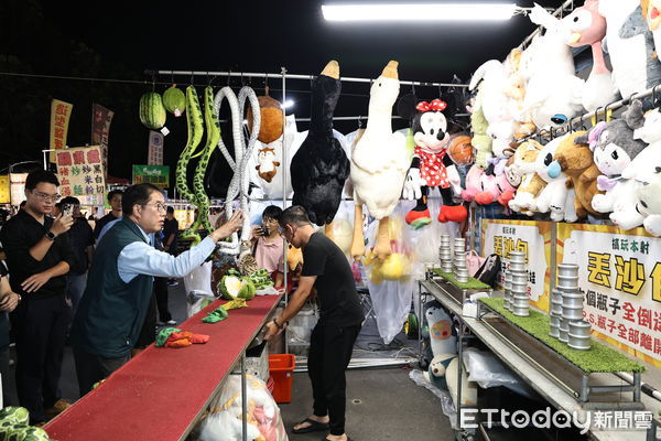 ▲台南市長黃偉哲與「夜奇鴨」在大東夜市合體發放夜市券，民眾爭相合影，場面熱鬧。（圖／記者林東良翻攝，下同）