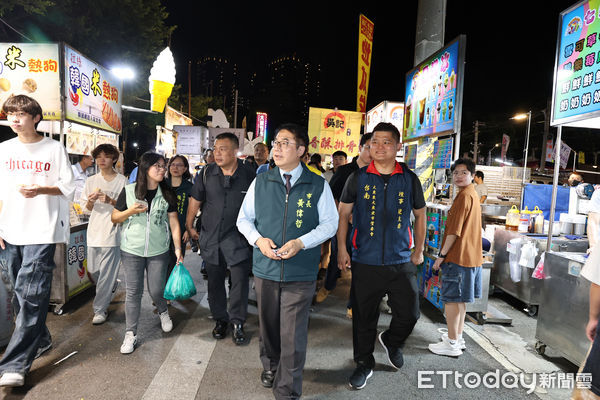 ▲台南市長黃偉哲與「夜奇鴨」在大東夜市合體發放夜市券，民眾爭相合影，場面熱鬧。（圖／記者林東良翻攝，下同）