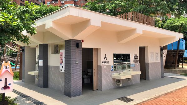 ▲新北6009座公廁告示牌換新裝。（圖／新北市環保局提供）