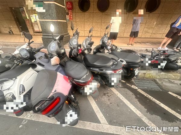 ▲▼轎車失控連撞11車　駕駛稱身體不適。（圖／記者陳以昇翻攝）