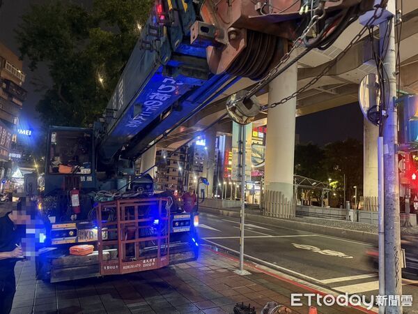 ▲北市大安路發生施工意外，吊車撞斷消防栓導致水柱噴湧半小時。（圖／記者張君豪翻攝）