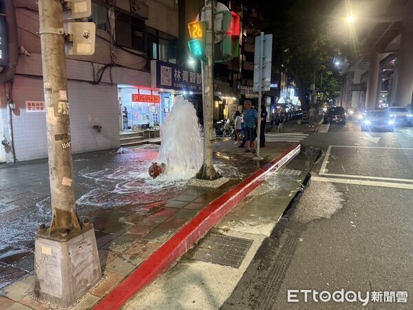 ▲北市大安路發生施工意外，吊車撞斷消防栓導致水柱噴湧半小時。（圖／記者張君豪翻攝）