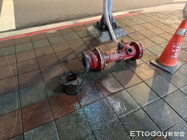 ▲北市大安路發生施工意外，吊車撞斷消防栓導致水柱噴湧半小時。（圖／記者張君豪翻攝）