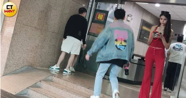 轉換賽道1／蕾菈退「反骨」拚德州撲克　賽場外大剌剌抽電子菸解癮