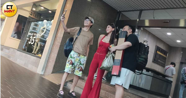 轉換賽道1／蕾菈退「反骨」拚德州撲克　賽場外大剌剌抽電子菸解癮