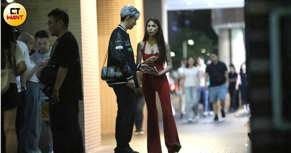 轉換賽道1／蕾菈退「反骨」拚德州撲克　賽場外大剌剌抽電子菸解癮