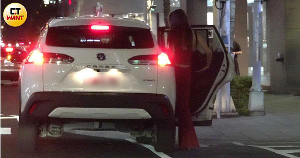 轉換賽道1／蕾菈退「反骨」拚德州撲克　賽場外大剌剌抽電子菸解癮