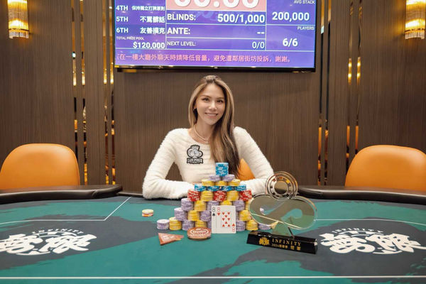 轉換賽道1／蕾菈退「反骨」拚德州撲克　賽場外大剌剌抽電子菸解癮