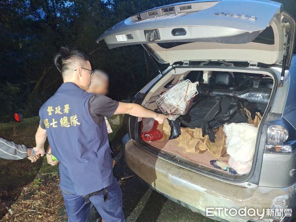 ▲桃園大溪警方擺烏龍攔錯民車，保七森林警察捉對人，查獲2人和94KG肖楠木。（圖／記者楊永盛翻攝）