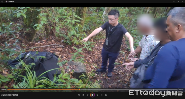 ▲桃園大溪警方擺烏龍攔錯民車，保七森林警察捉對人，查獲2人和94KG肖楠木。（圖／記者楊永盛翻攝）