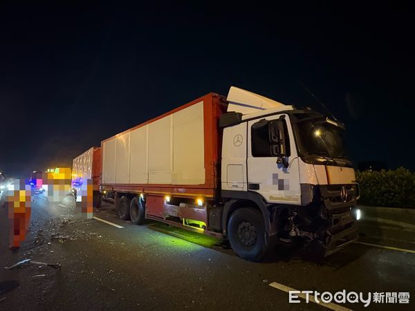 ▲▼國1連結車追撞3自小客車，碎片散落一地。（圖／記者林東良翻攝）