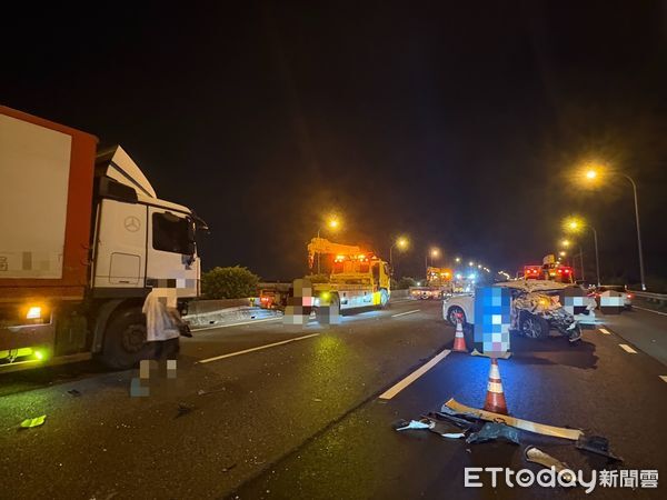 ▲▼國1連結車追撞3自小客車，碎片散落一地。（圖／記者林東良翻攝）