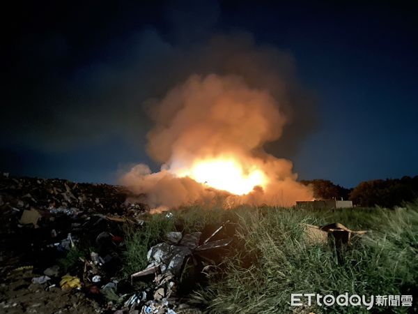 ▲苗栗市垃圾掩埋場凌晨起火，這次熱顯像儀及時示警，遏止火勢擴大，目前悶燒中。（圖／記者楊永盛翻攝）