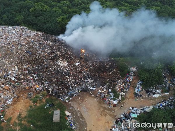▲苗栗市垃圾掩埋場凌晨起火，這次熱顯像儀及時示警，遏止火勢擴大，目前悶燒中。（圖／記者楊永盛翻攝）
