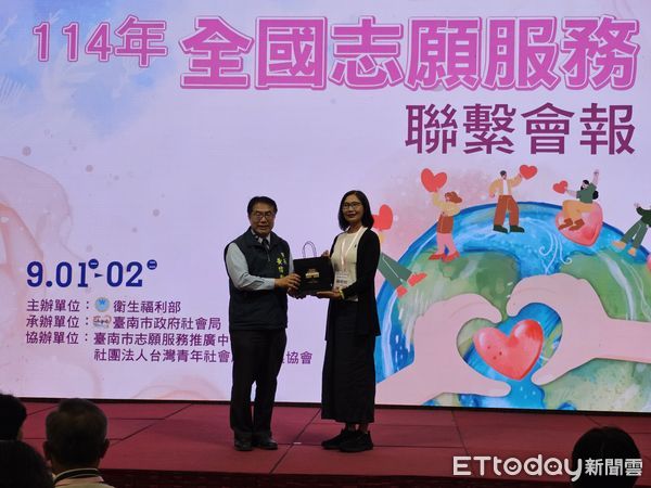 ▲台南市長黃偉哲致贈台南伴手禮給衛福部社會救助及社工司長蘇昭如，感謝中央大力支援會報舉辦。（記者林東良翻攝，下同）