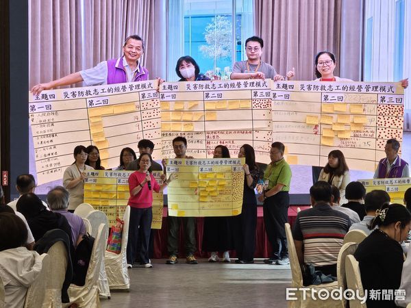 ▲台南市長黃偉哲致贈台南伴手禮給衛福部社會救助及社工司長蘇昭如，感謝中央大力支援會報舉辦。（記者林東良翻攝，下同）