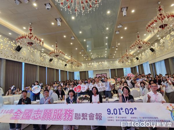 ▲台南市長黃偉哲致贈台南伴手禮給衛福部社會救助及社工司長蘇昭如，感謝中央大力支援會報舉辦。（記者林東良翻攝，下同）