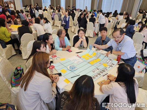 ▲台南市長黃偉哲致贈台南伴手禮給衛福部社會救助及社工司長蘇昭如，感謝中央大力支援會報舉辦。（記者林東良翻攝，下同）