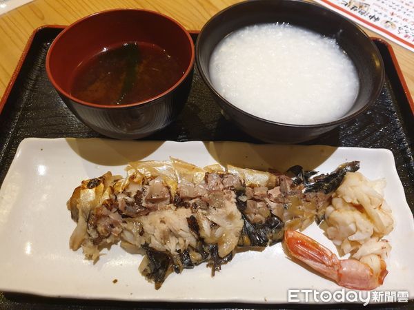 ▲嘉藥USR團隊赴大阪世界博覽會健康照護館，體驗AI智慧「自動洗澡機」，探索長照新科技。（記者林東良翻攝，下同）