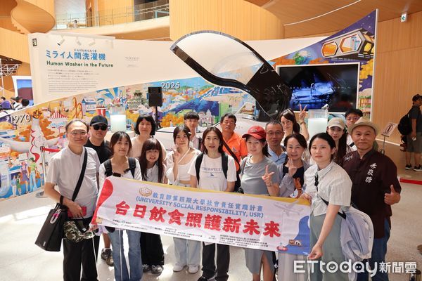 ▲嘉藥USR團隊赴大阪世界博覽會健康照護館，體驗AI智慧「自動洗澡機」，探索長照新科技。（記者林東良翻攝，下同）