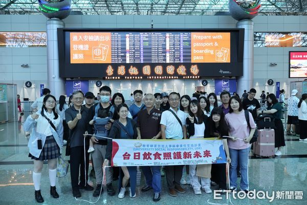 ▲嘉藥USR團隊赴大阪世界博覽會健康照護館，體驗AI智慧「自動洗澡機」，探索長照新科技。（記者林東良翻攝，下同）